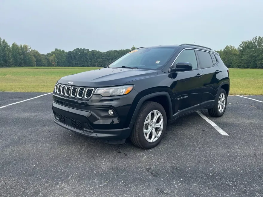 2024 Jeep Compass Latitude photo 1