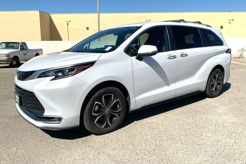 2025 Toyota Sienna Platinum photo 1