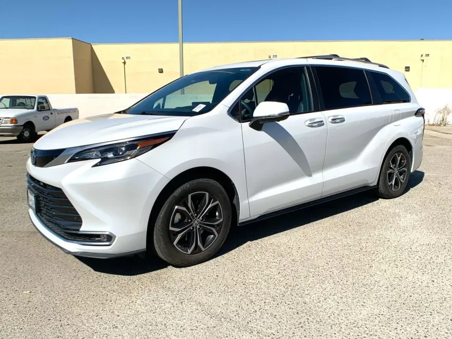 2025 Toyota Sienna Platinum photo 1