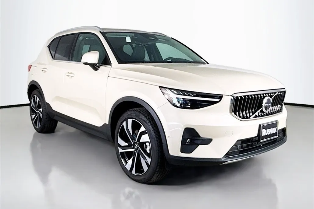 2025 Volvo XC40 Plus photo 1