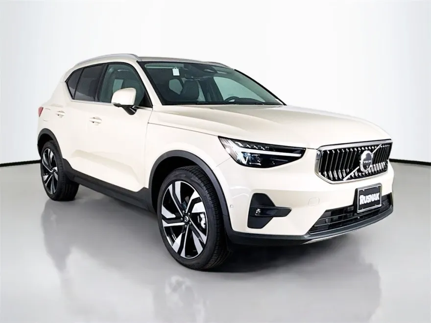 2025 Volvo XC40 Plus photo 1