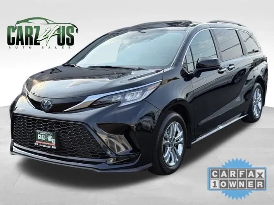 2022 Toyota Sienna XSE photo 1