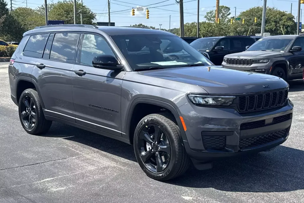 2025 Jeep Grand Cherokee Laredo Altitude photo 1