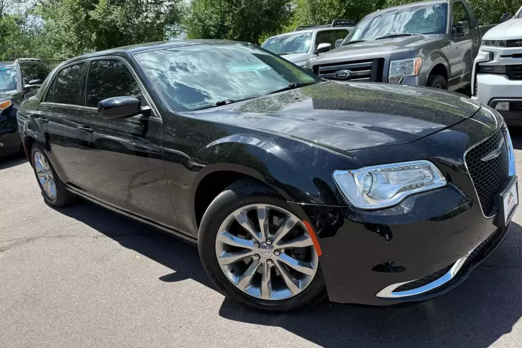 2018 Chrysler 300 Touring photo 1