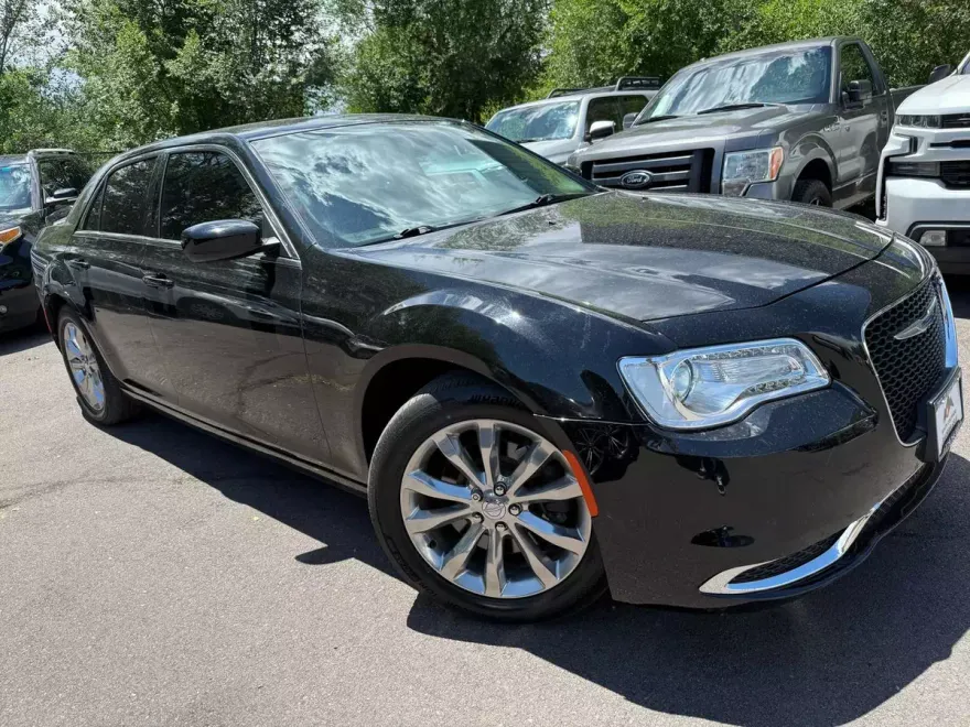 2018 Chrysler 300 Touring photo 1