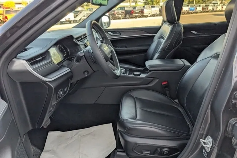 2024 Jeep Grand Cherokee Limited photo 1
