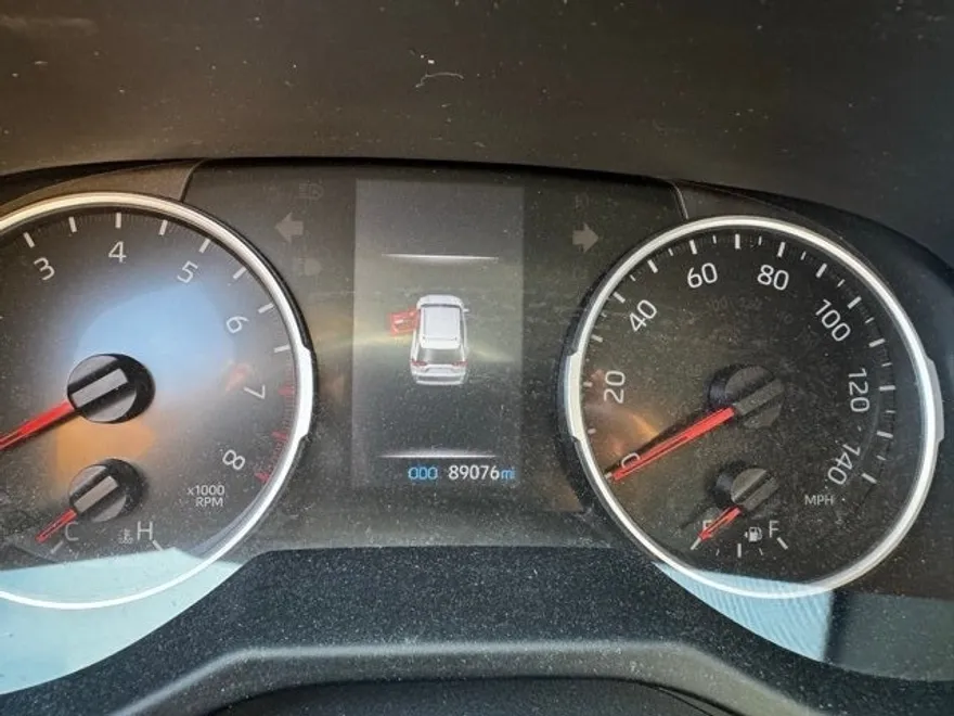 2021 Toyota RAV4 XLE photo 6