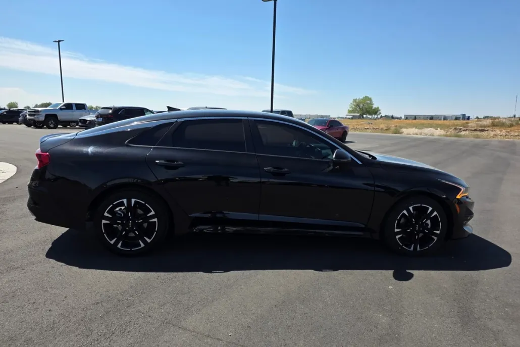 2023 Kia K5 GT-Line photo 1