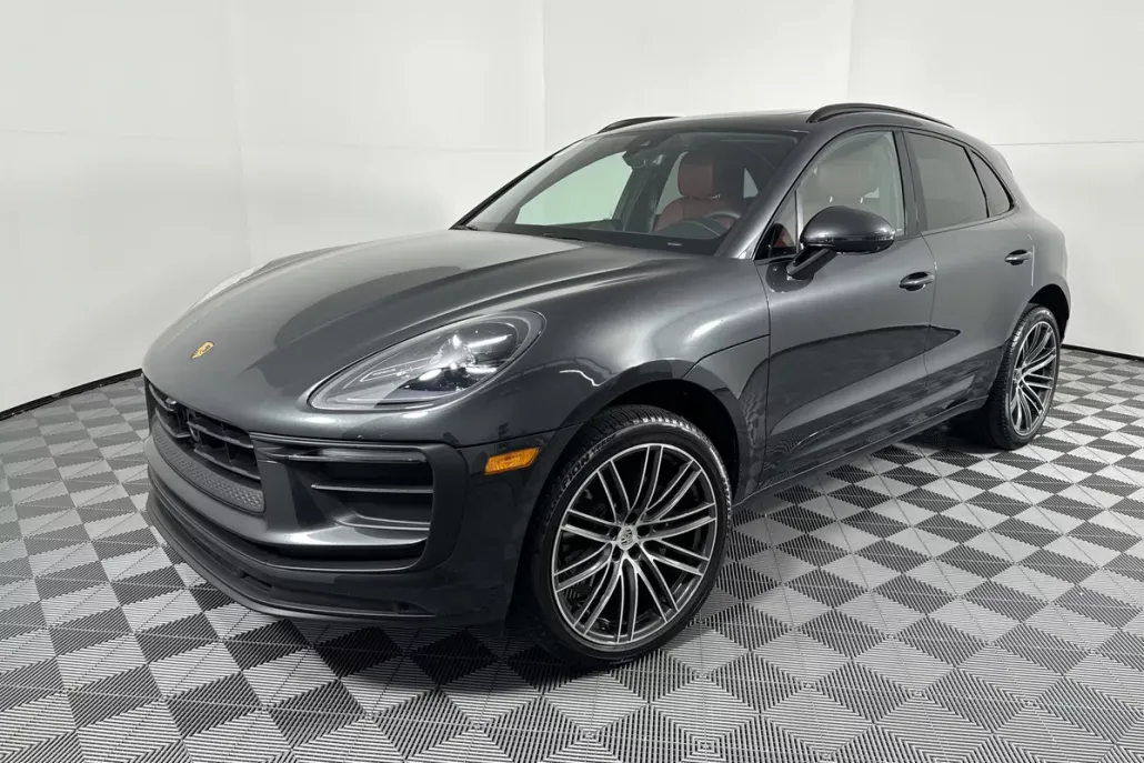 2025 Porsche Macan T photo 1