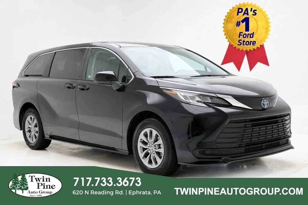 2023 Toyota Sienna LE photo 1
