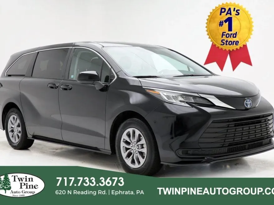2023 Toyota Sienna LE photo 1