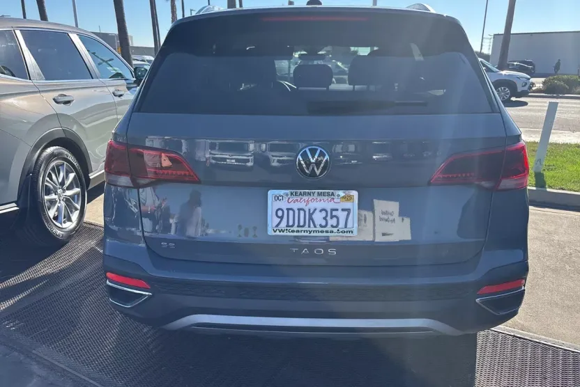 2023 Volkswagen Taos SE photo 1