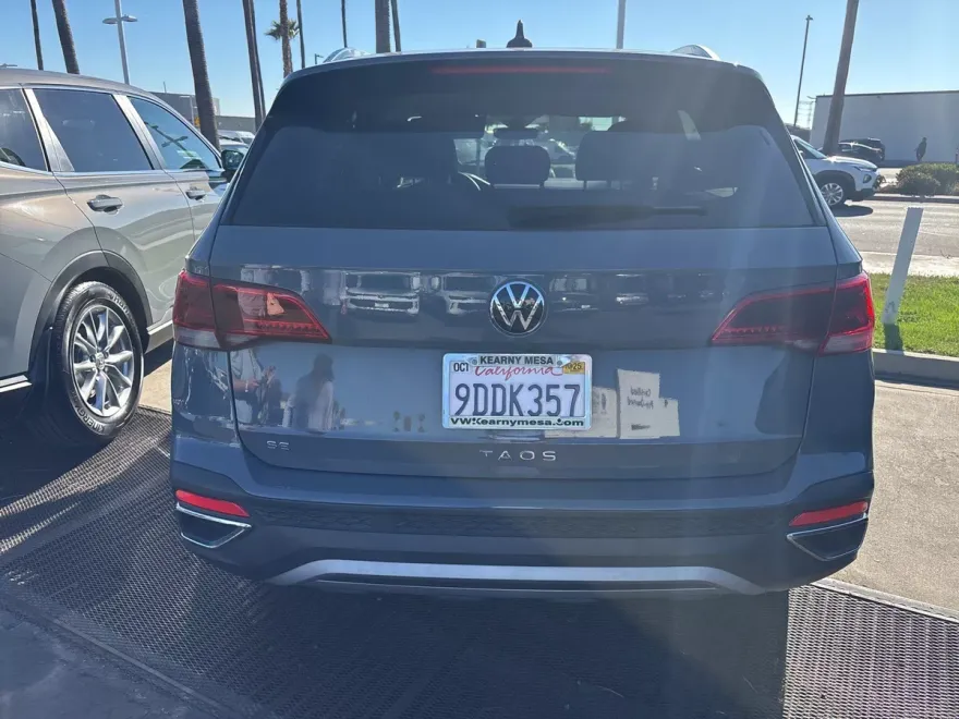 2023 Volkswagen Taos SE photo 1