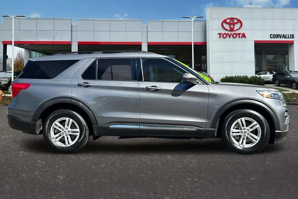 2023 Ford Explorer XLT photo 1