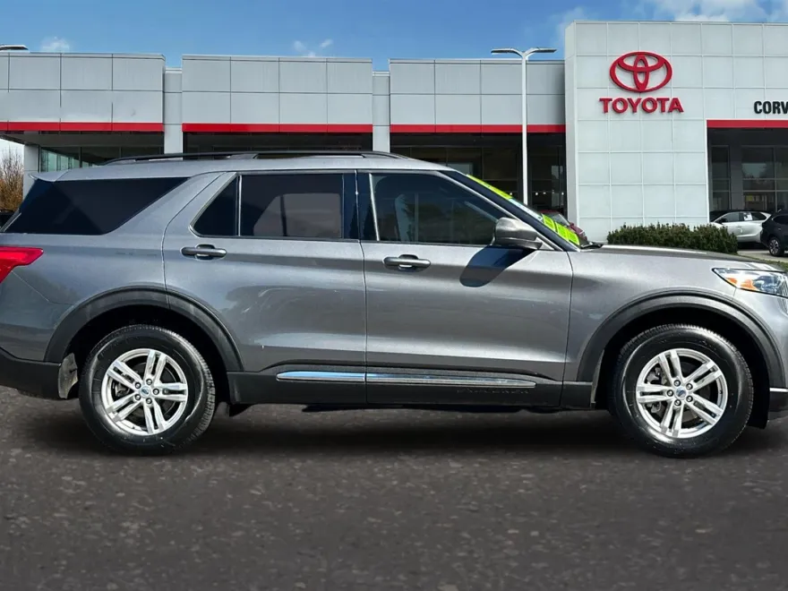 2023 Ford Explorer XLT photo 1