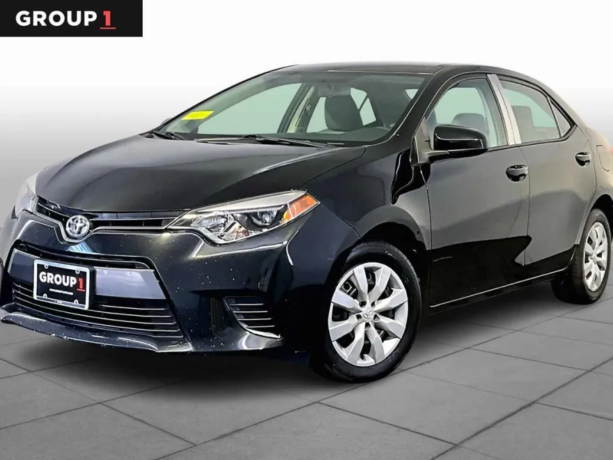 2015 Toyota Corolla LE photo 1