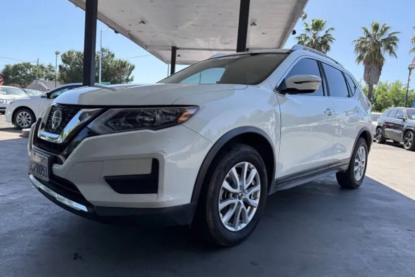 2019 Nissan Rogue SV photo 1