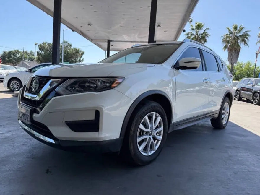 2019 Nissan Rogue SV photo 1