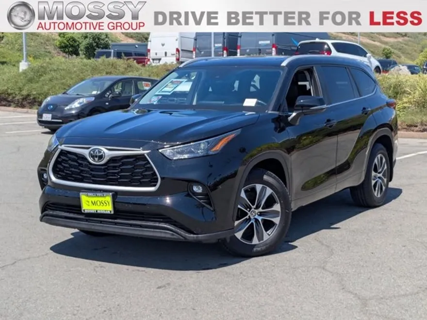 2023 Toyota Highlander LE photo 1