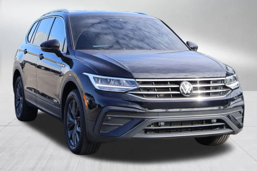 2023 Volkswagen Tiguan SE photo 1