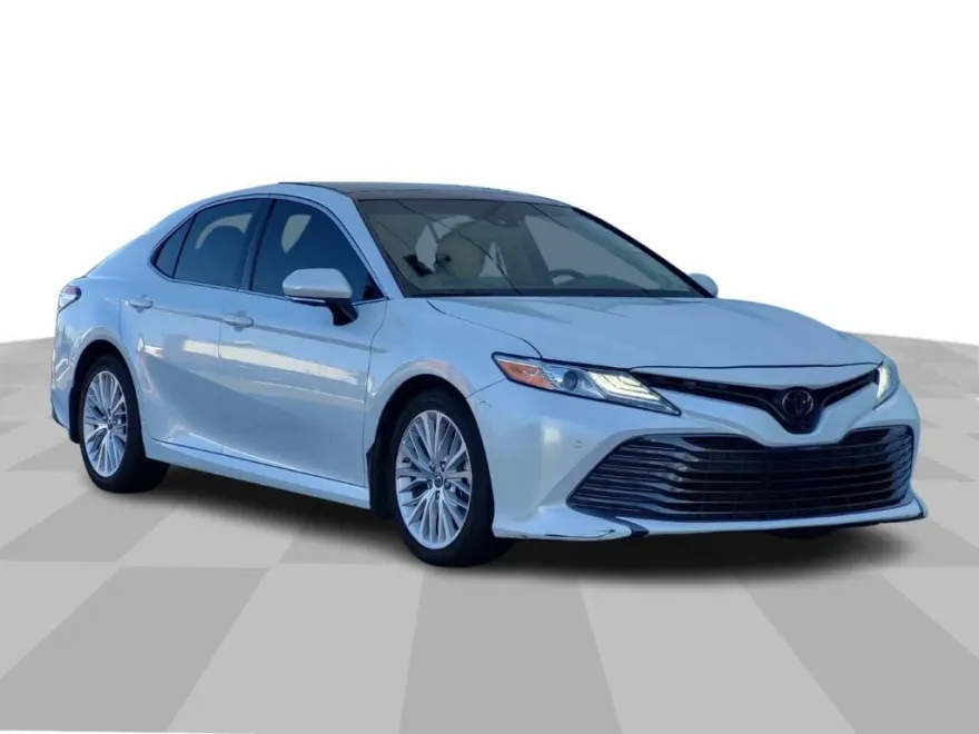 2018 Toyota Camry XLE photo 1