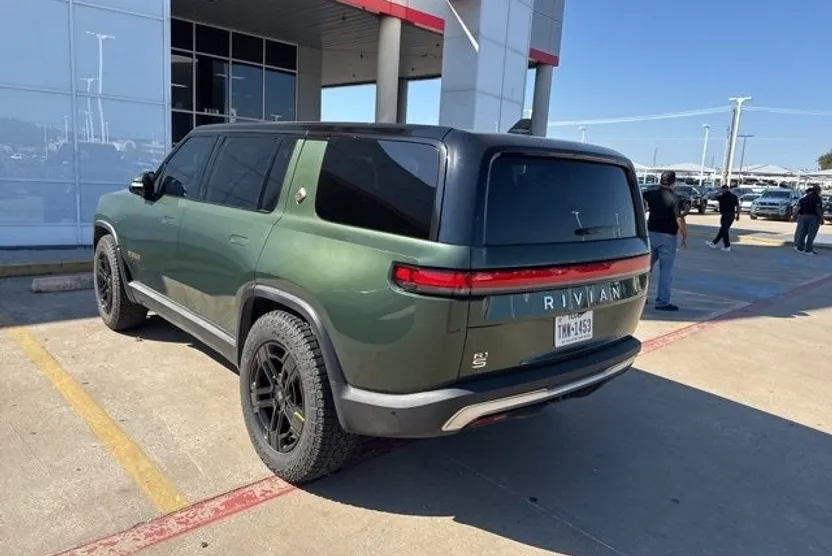 2023 Rivian R1S Adventure photo 1
