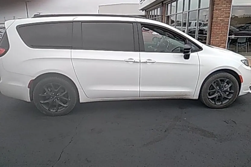 2023 Chrysler Pacifica Limited photo 1