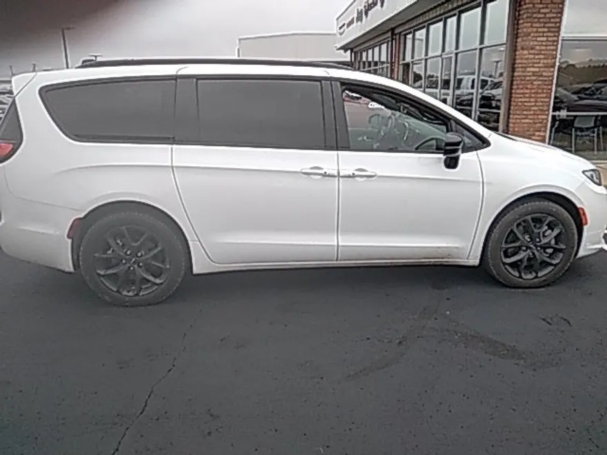 2023 Chrysler Pacifica Limited photo 1
