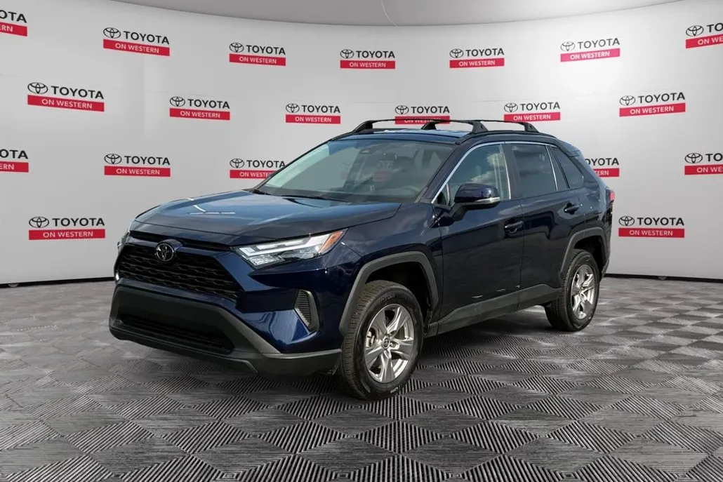 2023 Toyota RAV4 XLE photo 1