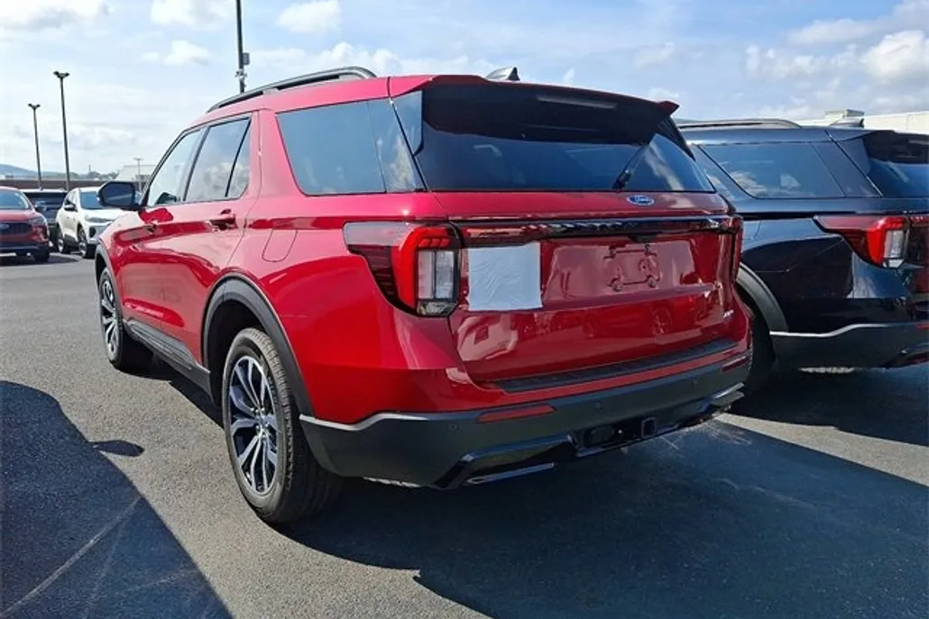 2025 Ford Explorer ST-Line photo 1