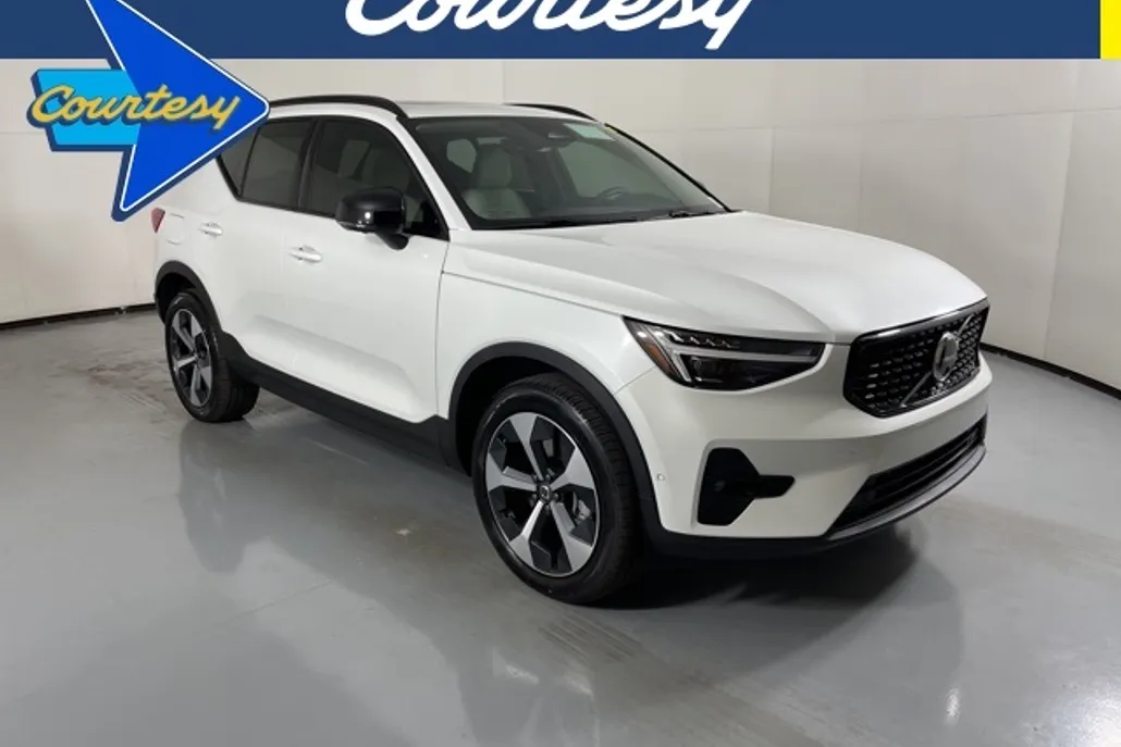 2026 Volvo XC40 AWD Plus photo 1