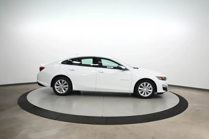 2024 Chevrolet Malibu 1LT photo 1