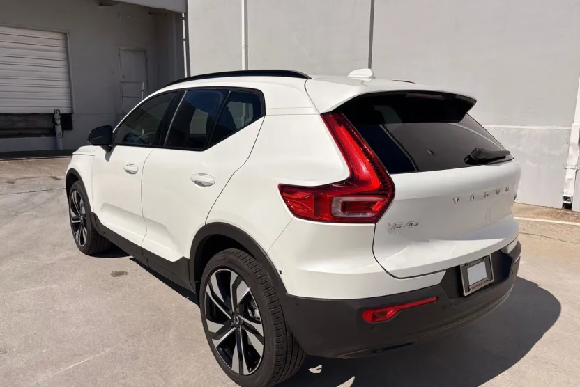 2025 Volvo XC40 Plus photo 1