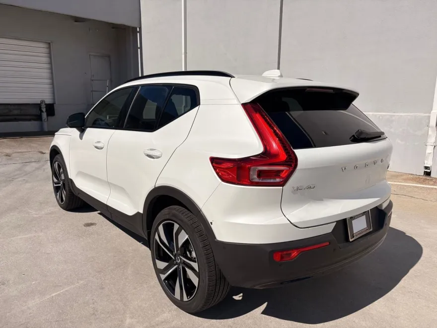 2025 Volvo XC40 Plus photo 1