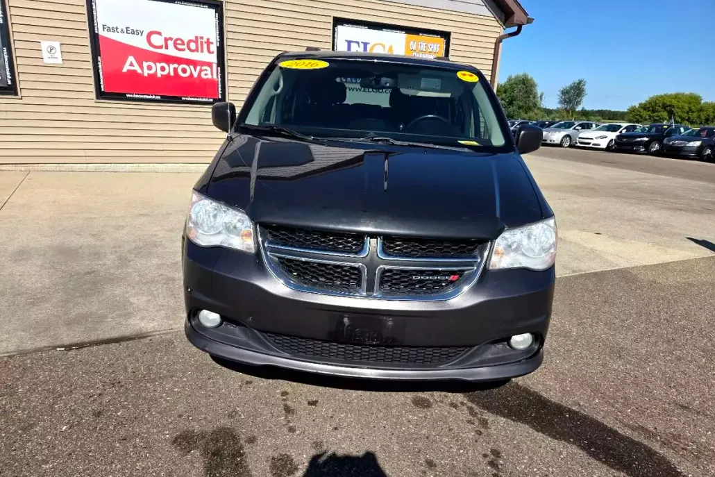 2016 Dodge Grand Caravan Crew photo 1