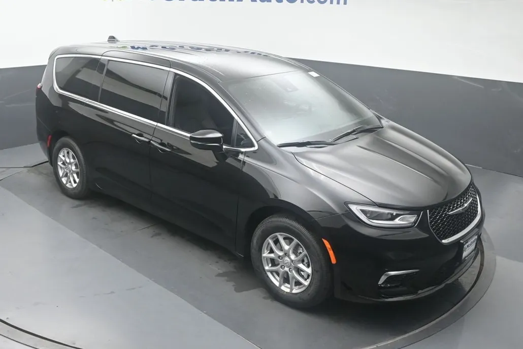 2025 Chrysler Pacifica photo 1