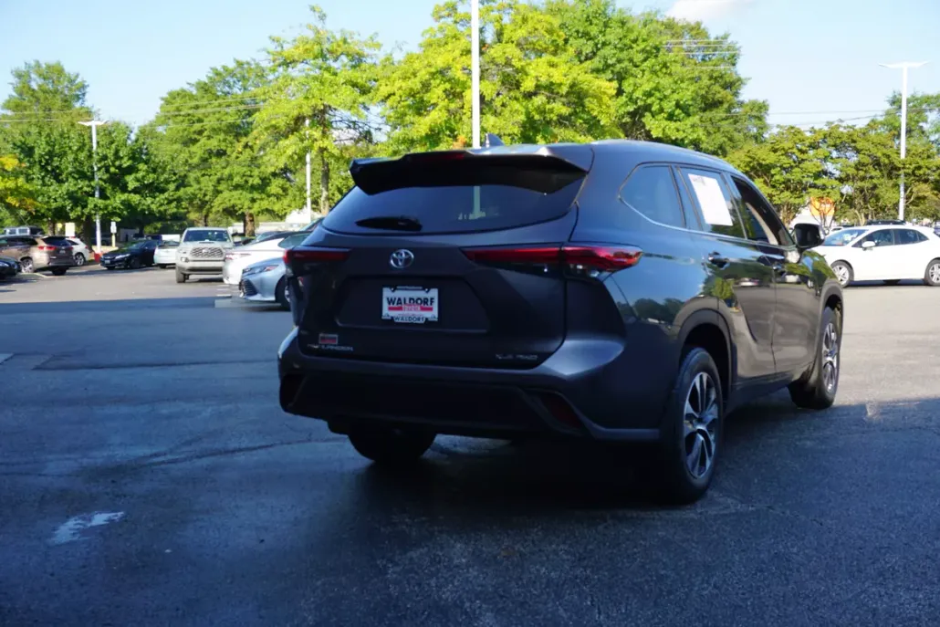 2022 Toyota Highlander XLE photo 1