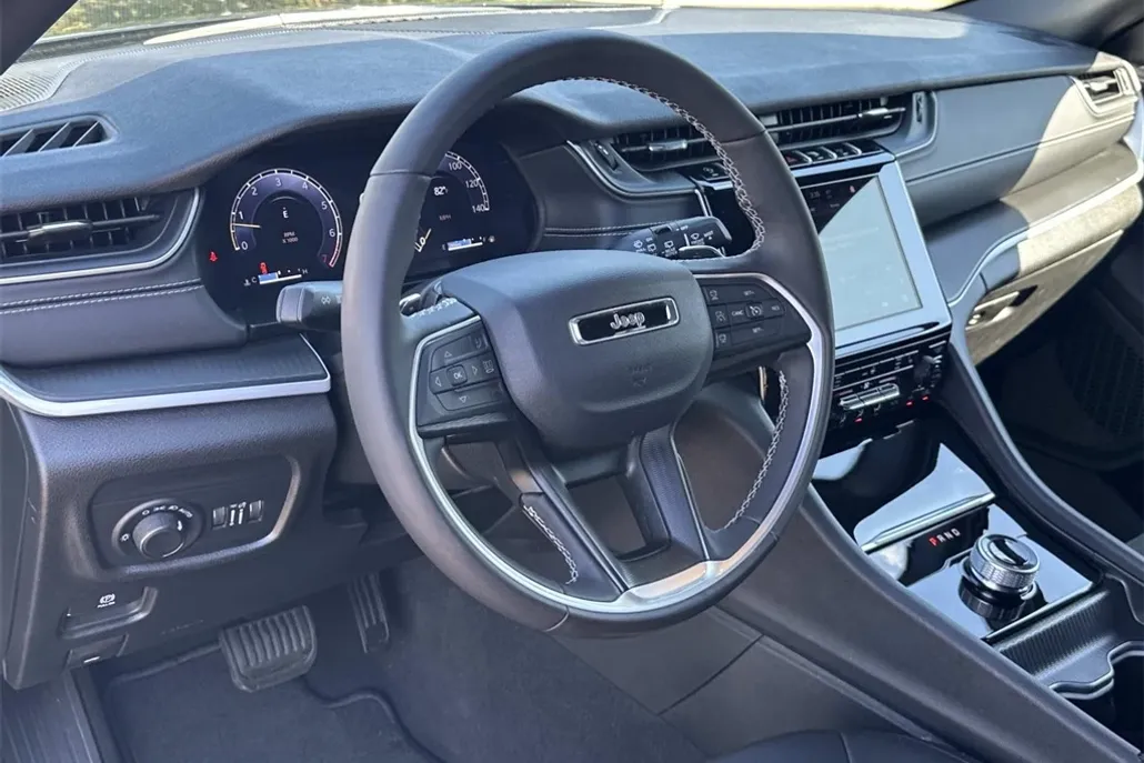 2025 Jeep Grand Cherokee Laredo photo 1