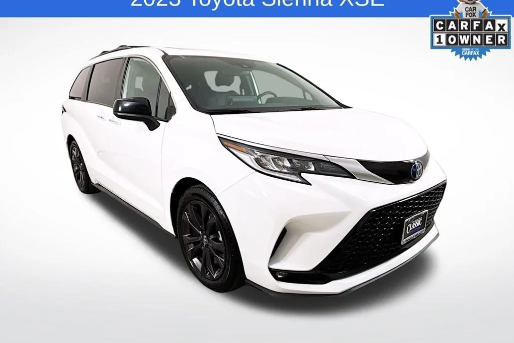 2023 Toyota Sienna XSE photo 1