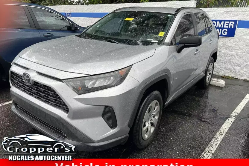 2020 Toyota RAV4 LE photo 1