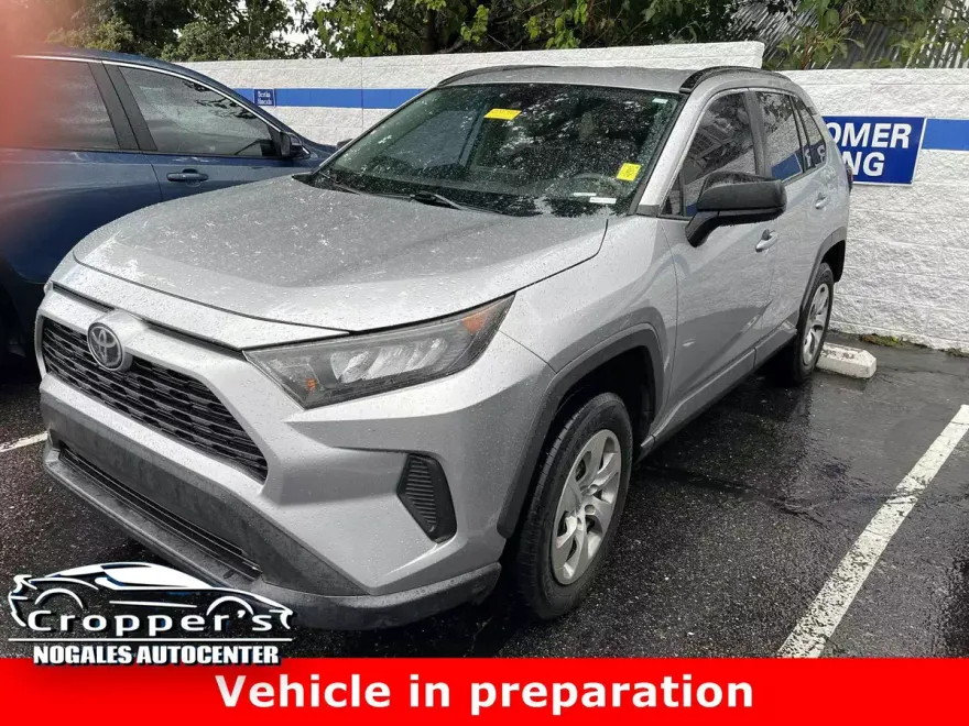 2020 Toyota RAV4 LE photo 1