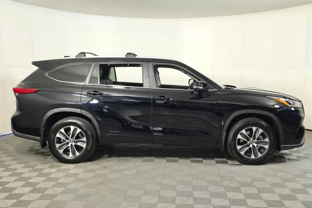 2023 Toyota Highlander XLE photo 1