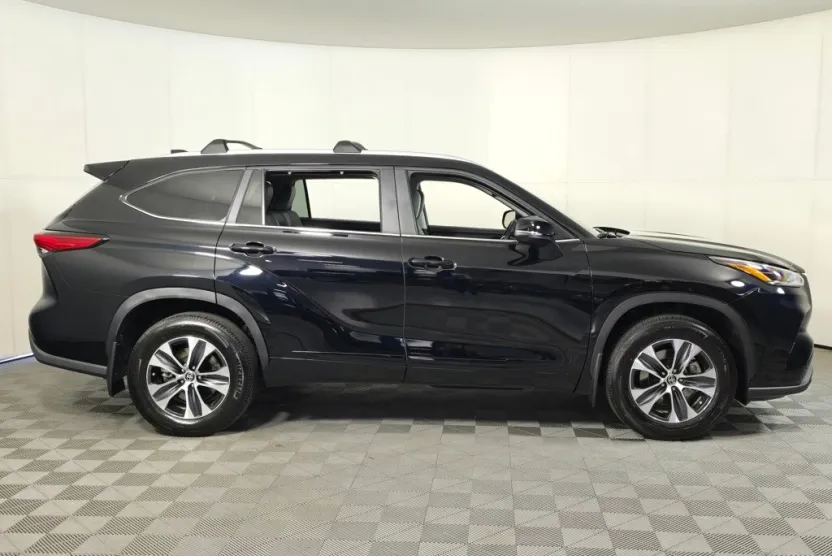 2023 Toyota Highlander XLE photo 1