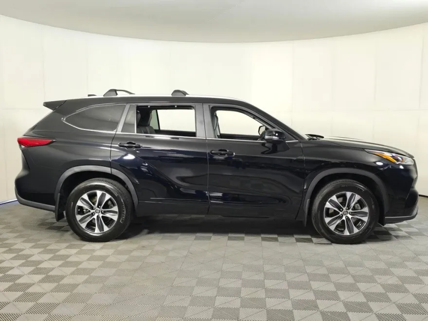 2023 Toyota Highlander XLE photo 1