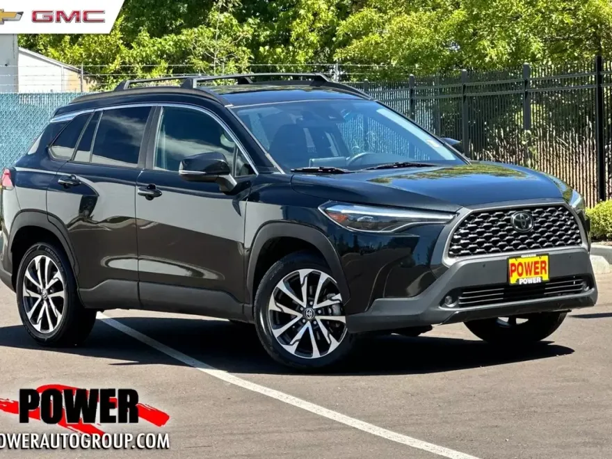 2022 Toyota Corolla Cross XLE photo 1