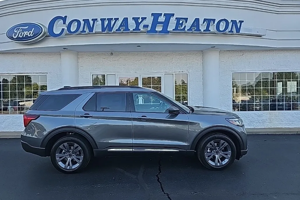 2025 Ford Explorer photo 1