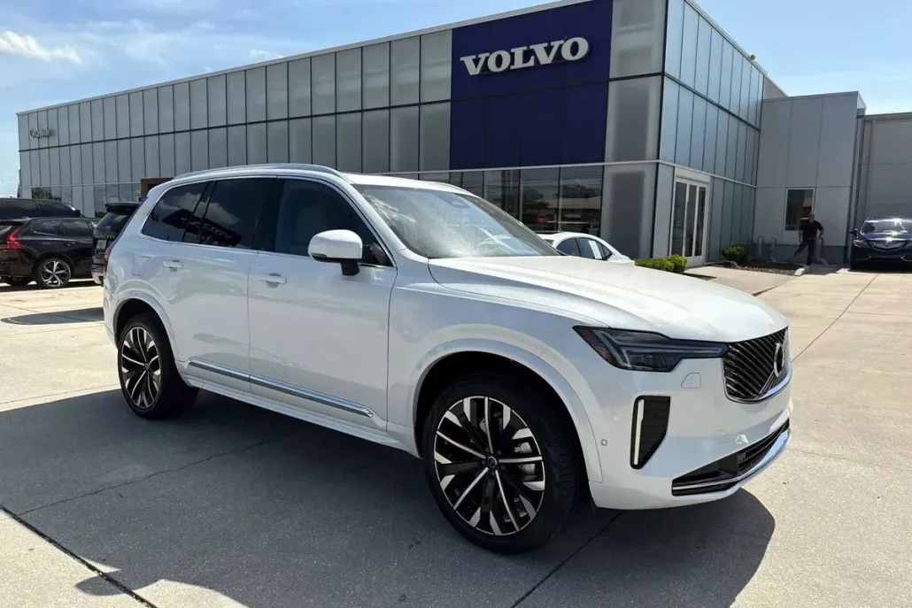 2025 Volvo XC90 Plus photo 1