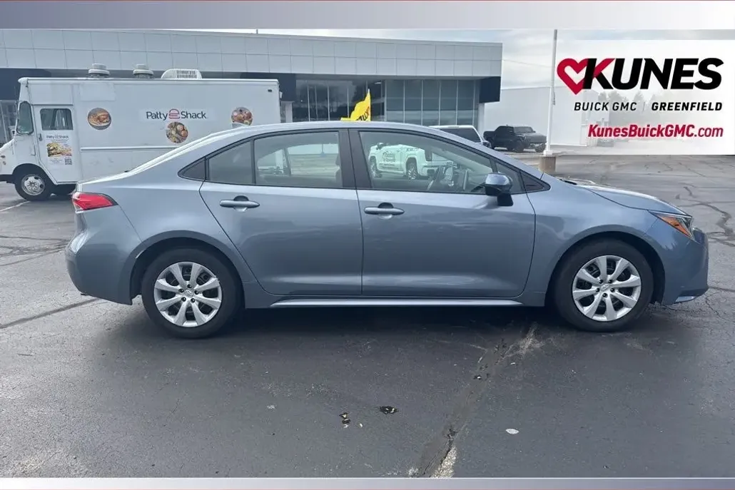 2021 Toyota Corolla LE photo 1