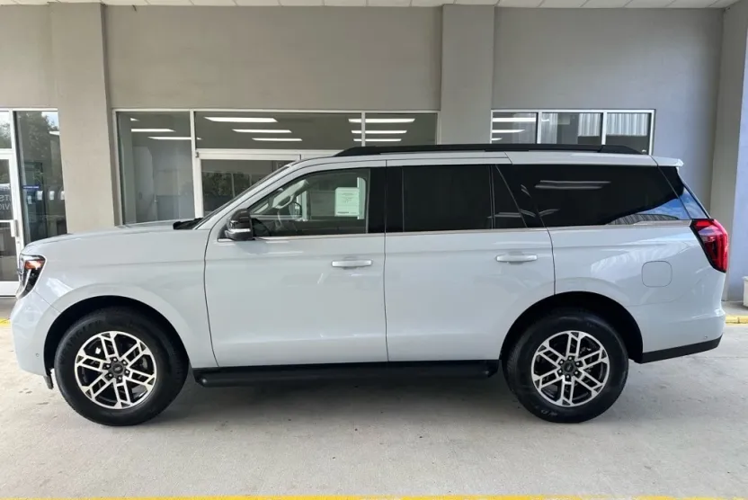 2025 Ford Expedition photo 1