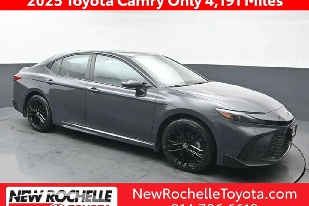 2025 Toyota Camry SE photo 1